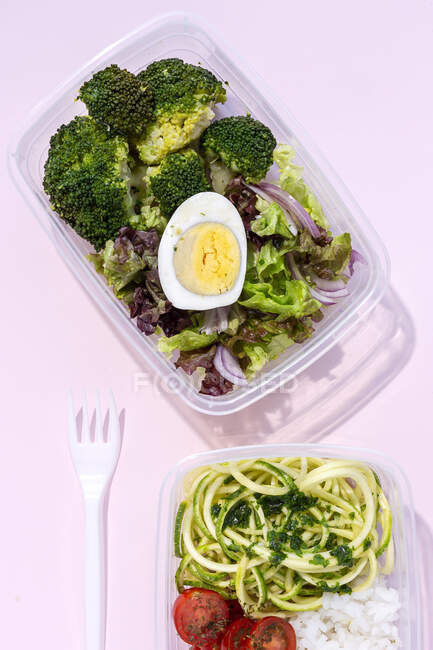 Homemade vegan food in lunch boxes with healthy vegetable fresh from above. Vegan food concept. Healthy food. Flat lay. Top view — Stock Photo