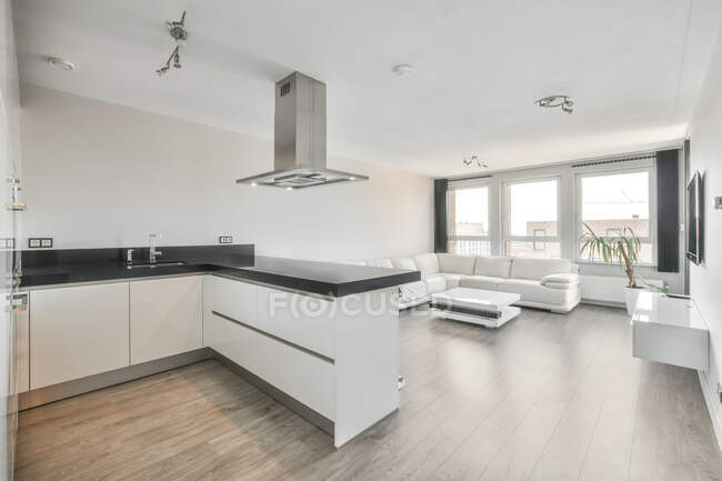 Belle et spacieuse cuisine dans une maison élégante — Photo de stock