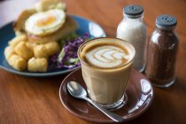 Breakfast bagel with fried egg and coffee — Stock Photo