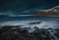 Vista panorámica de majestuosas auroras boreales, Lofoten, Flakstad, Nordland, Noruega - foto de stock