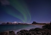 Vista panorâmica das luzes do norte sobre as montanhas, Napp, Flakstad, Nordland, Noruega — Fotografia de Stock