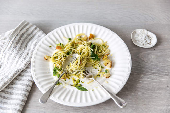 Plate of spaghetti with pea — Stock Photo