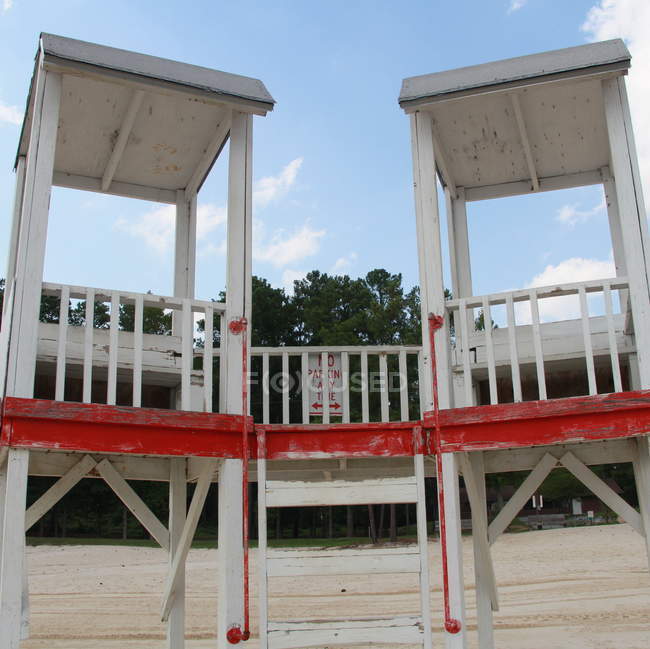 Scenic view of two Lifeguard towers on beach — Stock Photo