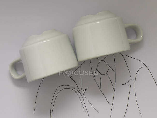 Caneca branca com copo na mesa, close-up — Fotografia de Stock