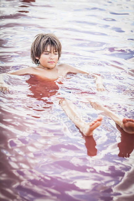 Boy sitting in Atanasovsko Lake, Burgas, Bulgaria — Stock Photo