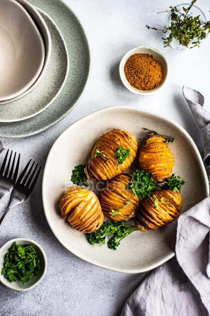 Batatas hasselback saborosas com ervas frescas — Fotografia de Stock
